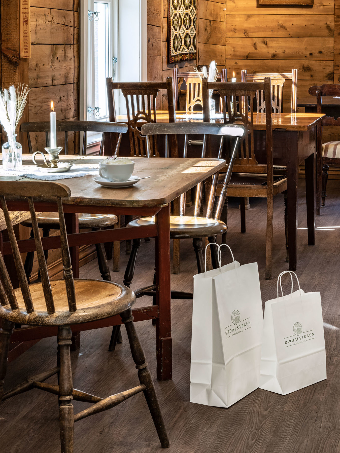 Foto: Spiseomr&aring;det inne i gardsbutikken.