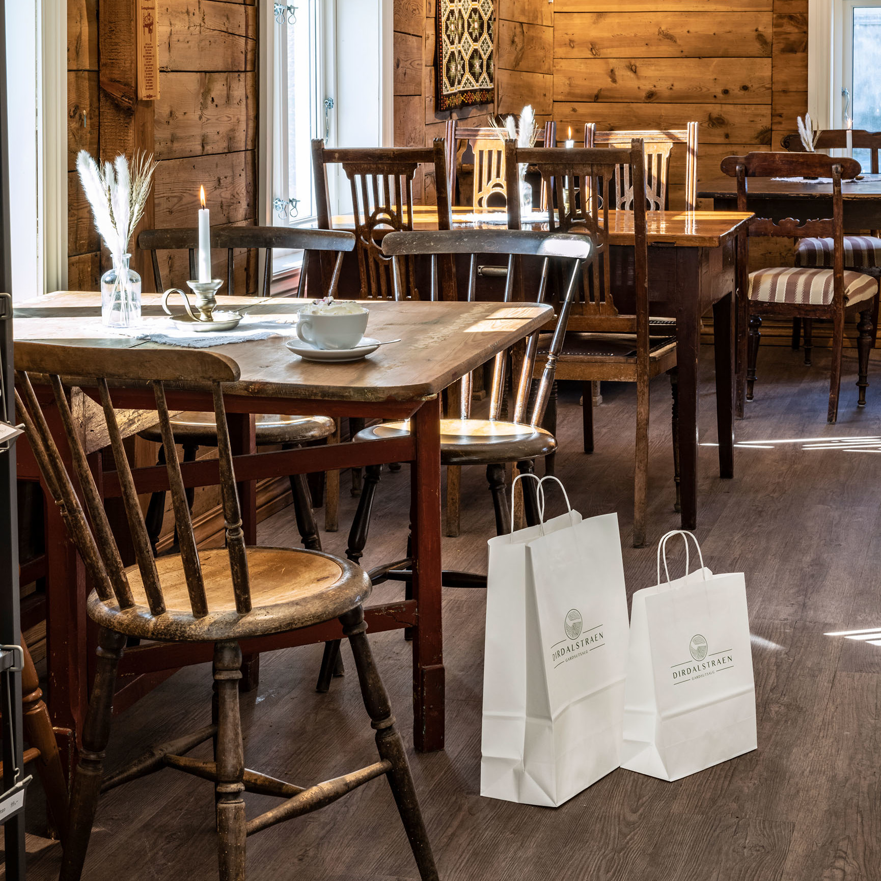 Foto: Spiseomr&aring;det inne i gardsbutikken.